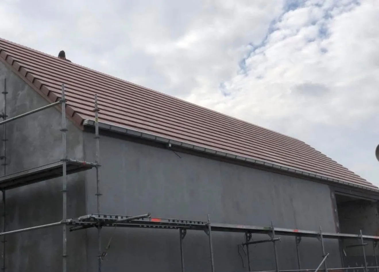 Detail van het nieuw gelegde pannendak tijdens de dakwerken