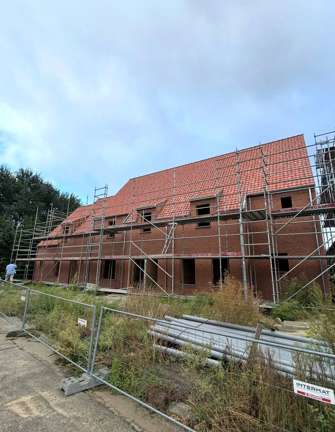 Nieuw dak met rode dakpannen op een nieuwbouwproject