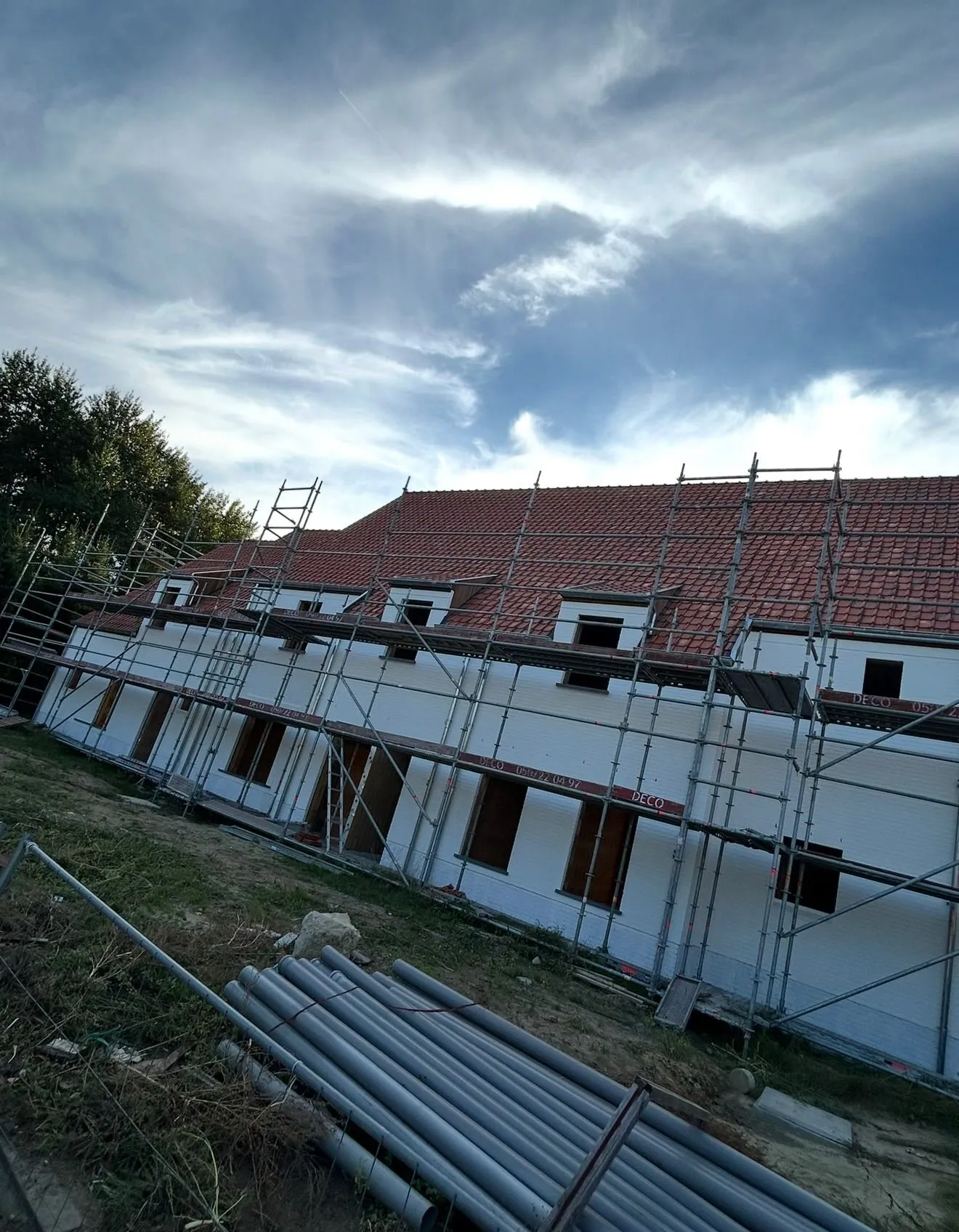 Rij woningen met steiger tijdens een gevelisolatieproject