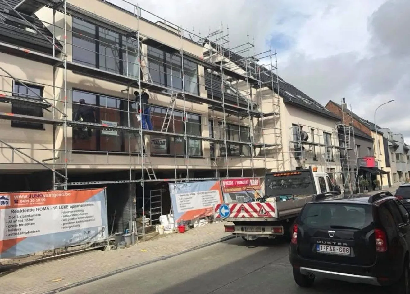 Gevelrenovatie van een appartementsgebouw met volledige steiger