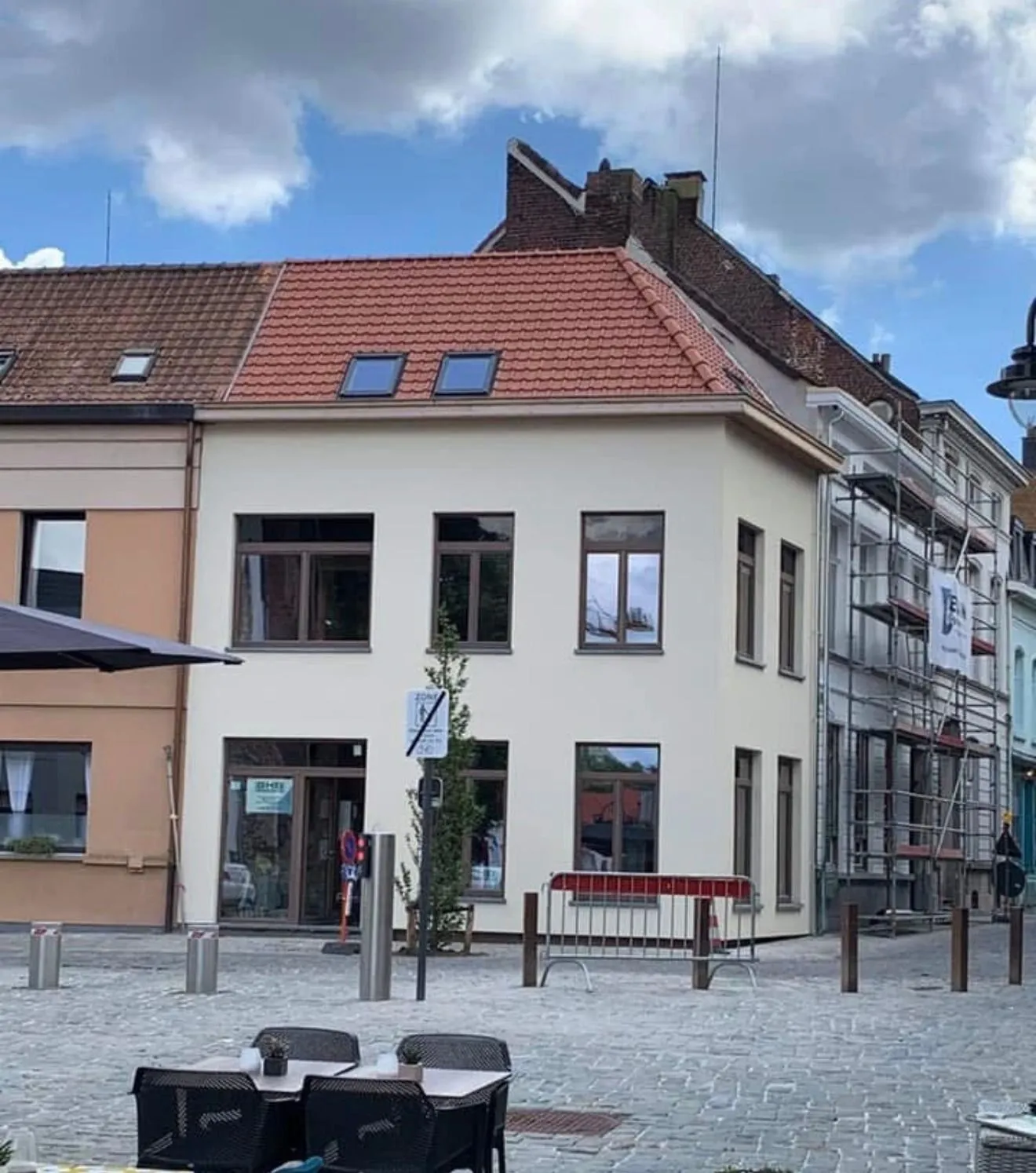 Gerenoveerde gevel van een handelspand in een dorpskern