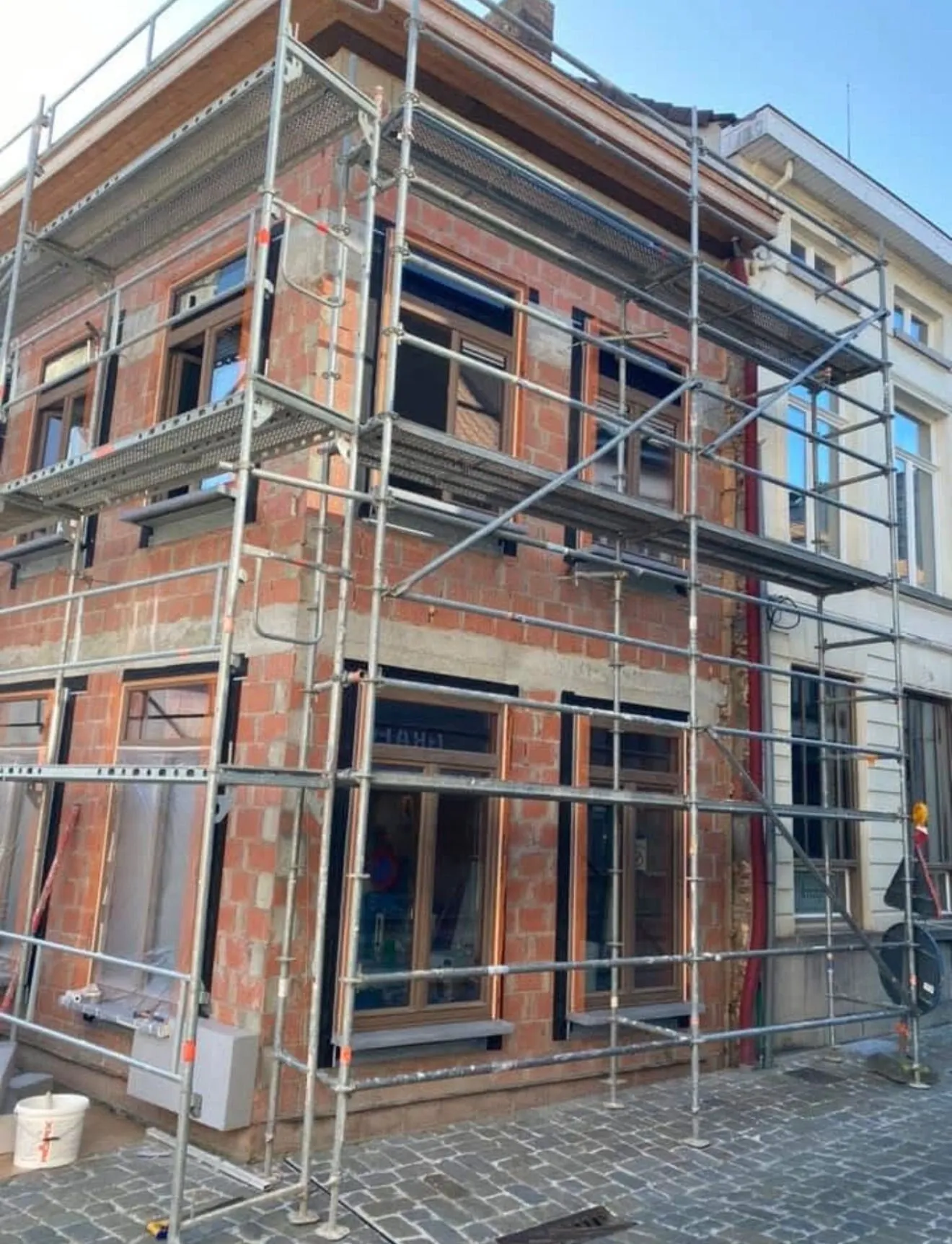 Herenhuis met steiger tijdens de renovatie van de voorgevel