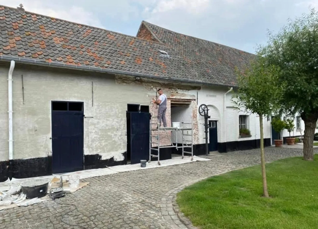 Renovatie van de gevel van een langgevelhoeve