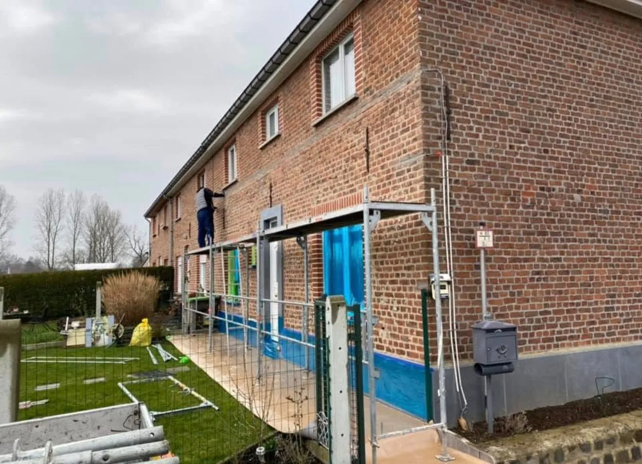 Gevelrenovatie van een rijwoning in uitvoering met werfstelling