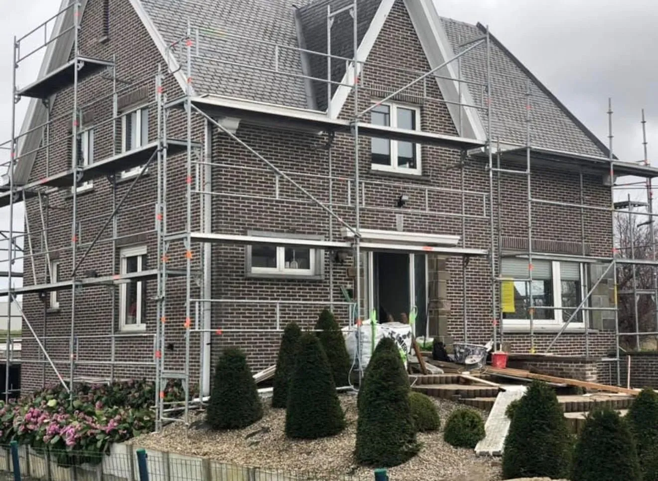 Woning met steiger vóór de gevelrenovatie