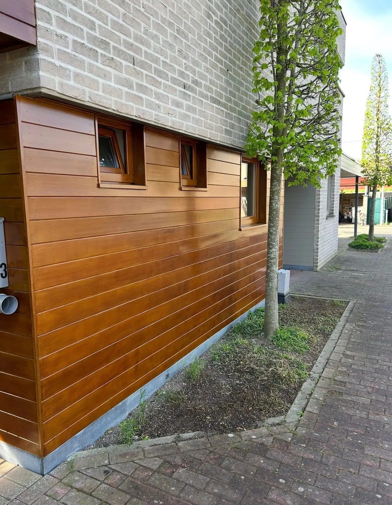 Detail van de hoekafwerking van een houten gevelbekleding