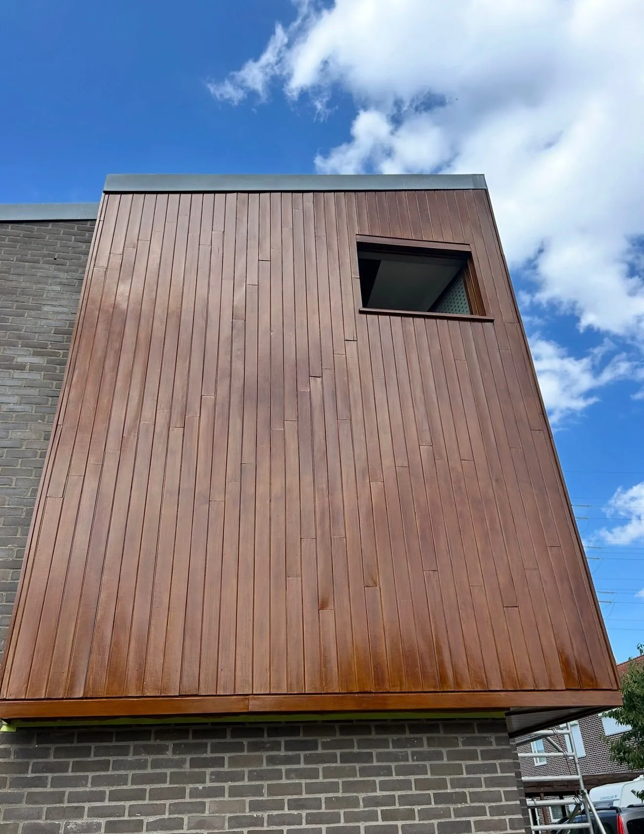 Modern bouwvolume volledig afgewerkt met warme houten gevelbekleding