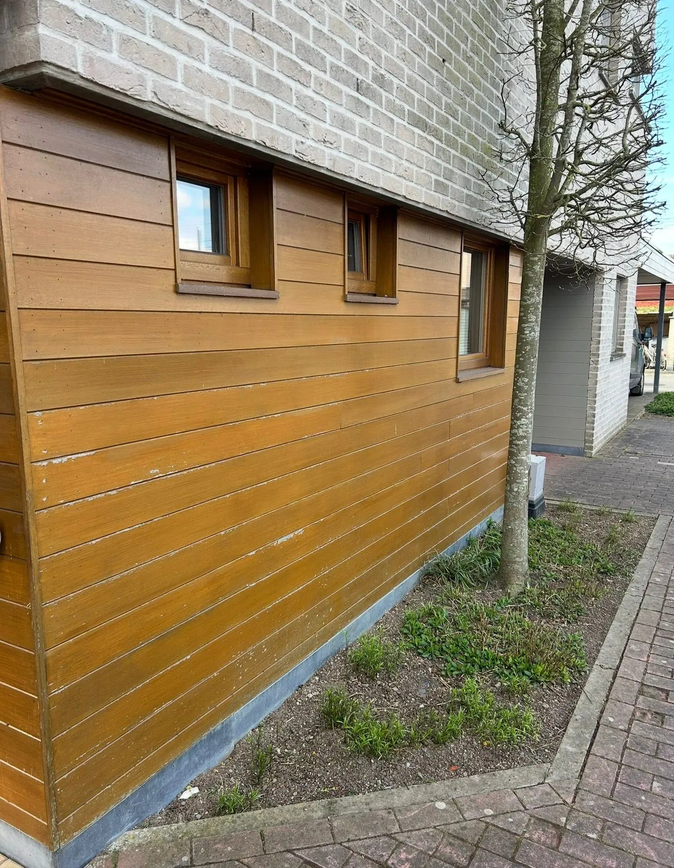 Woninggevel volledig bekleed met horizontale houten gevelplanken
