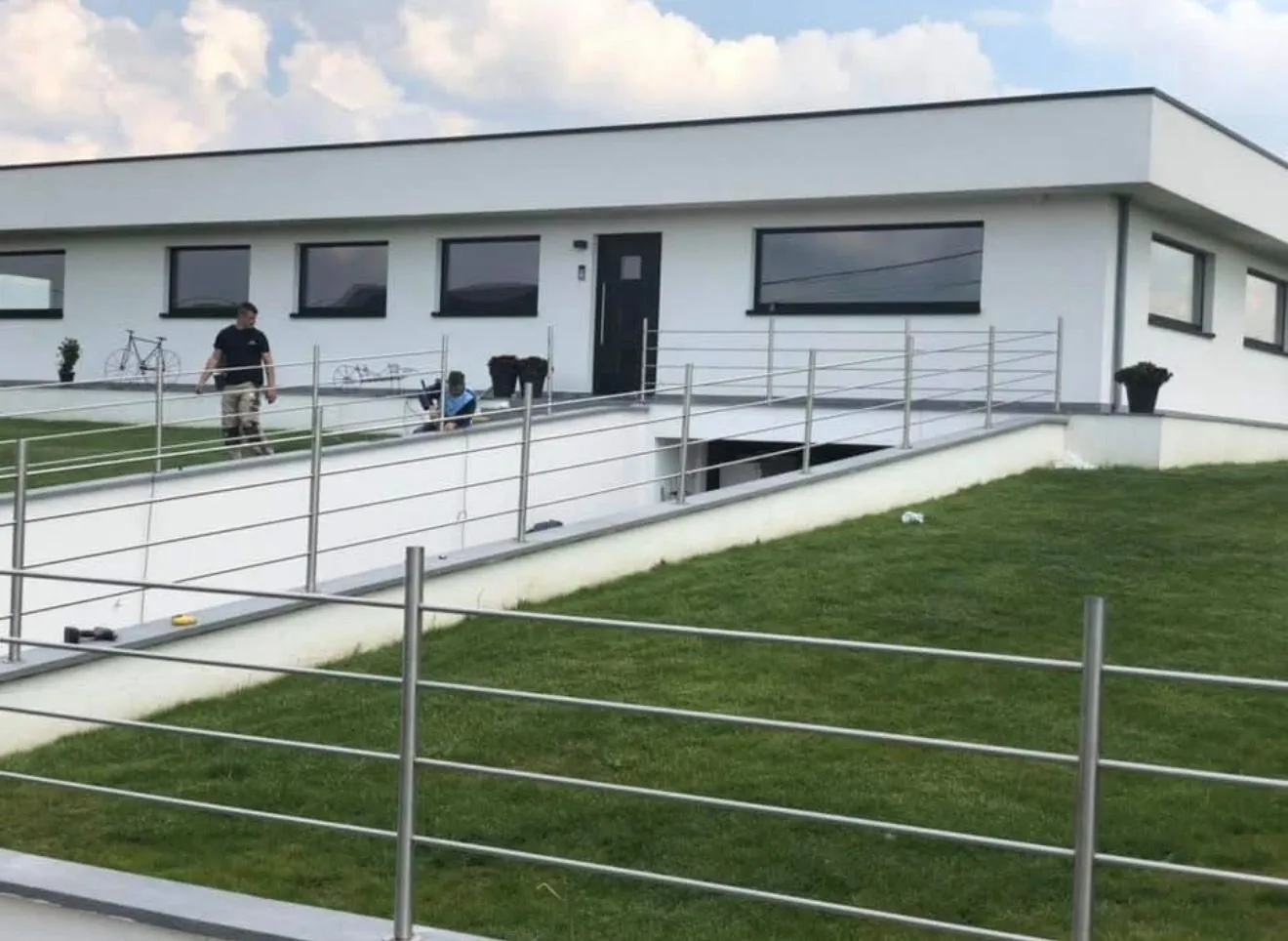Afgewerkte moderne nieuwbouwwoning met platdak en witte gevel