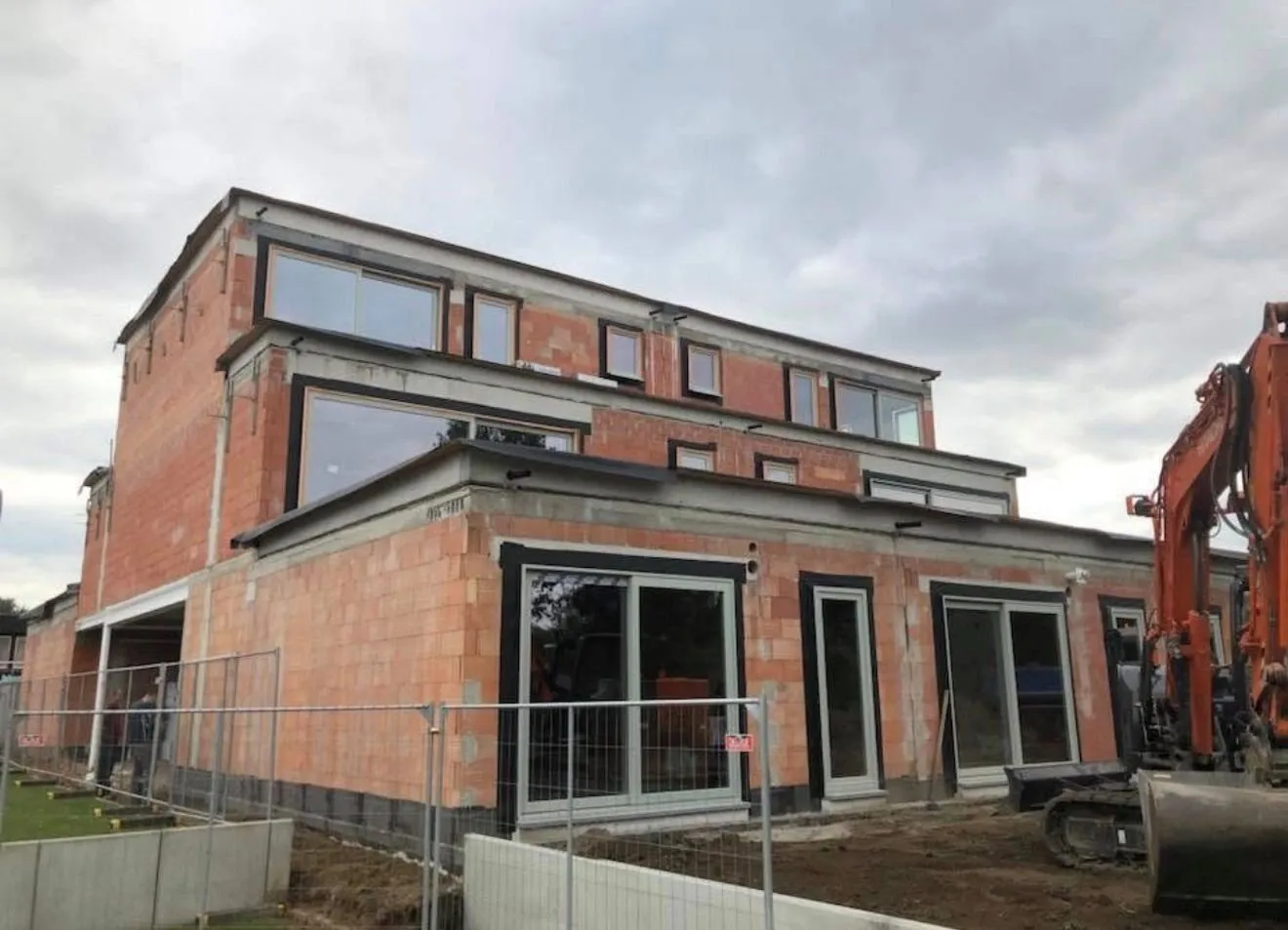 Ruwbouw van een woning met geplaatst buitenschrijnwerk
