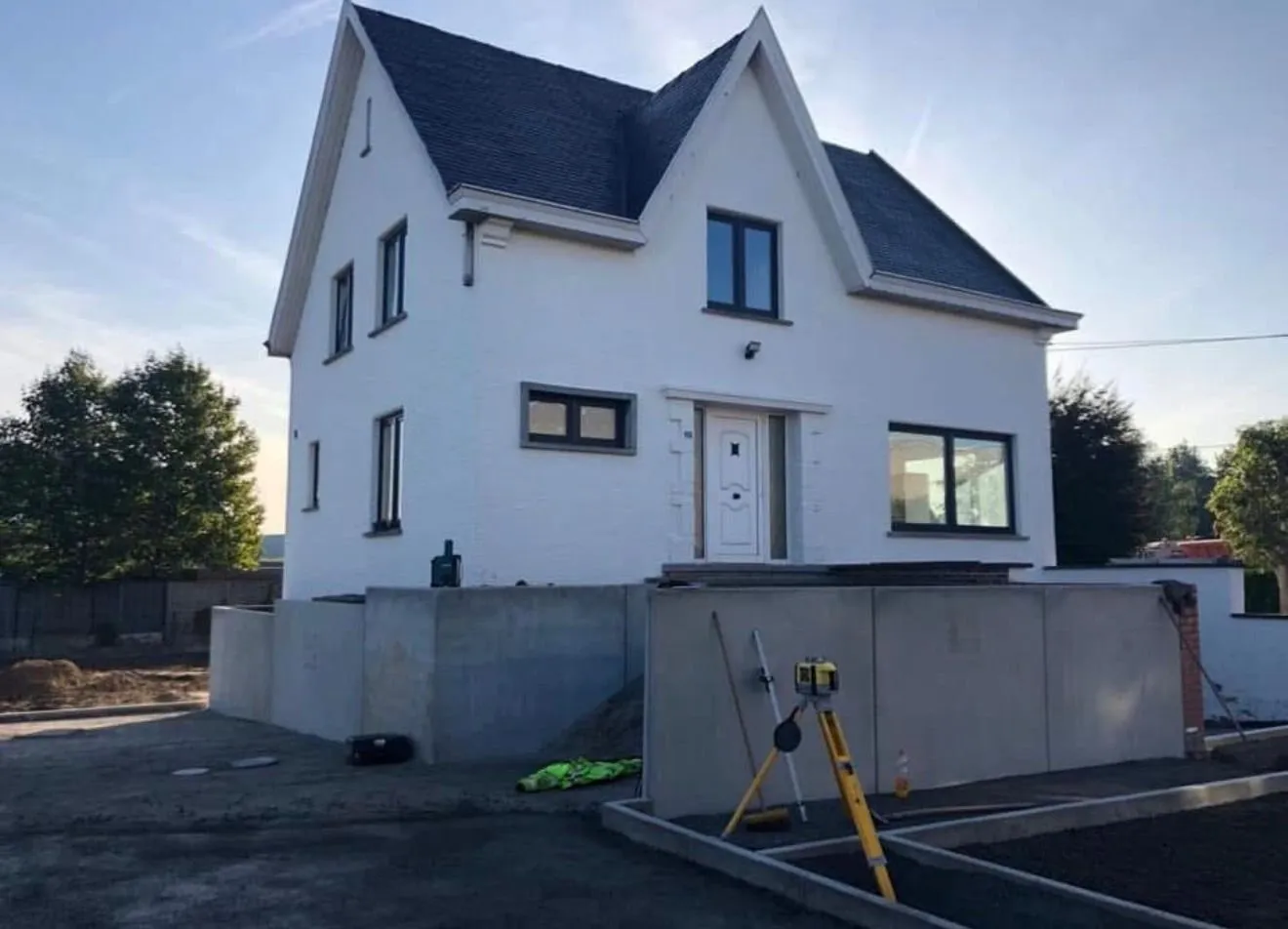 Volledig gerenoveerde vrijstaande woning met witte gevel en nieuwe oprit